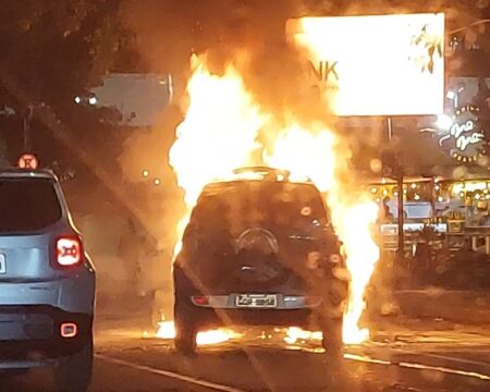 Carro pega fogo na Avenida Afonso Pena, em BH - Foto: Reprodução/Redes Sociais