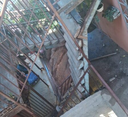 Desabamento de escada de prédio deixa moradores ilhados no Barreiro, em BH - Foto: Divulgação/CBMMG