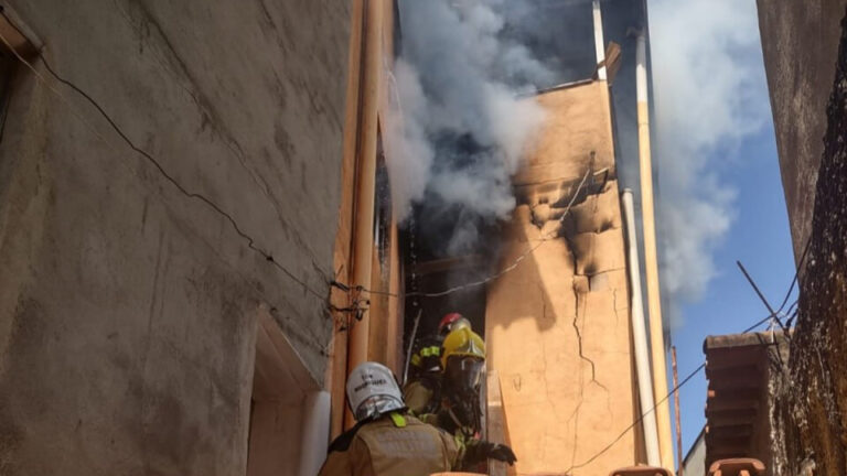 Bombeiros combatem incêndio em residência no Centro de Ribeirão das Neves - Foto: Divulgação/Corpo de Bombeiros