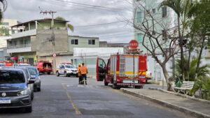 Homem armado com facas ameaça se jogar e mantém mãe como refém em Contagem - Foto: Reprodução
