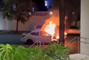 Carro pega fogo em frente ao shopping DiamondMall, em BH - Foto: Reprodução/Redes Sociais