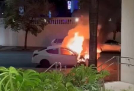 Carro pega fogo em frente ao shopping DiamondMall, em BH - Foto: Reprodução/Redes Sociais