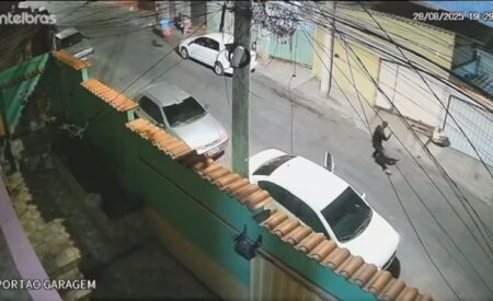 Dois homens são mortos a tiros no bairro Santo André, em BH - Foto: Reprodução/Câmera de segurança