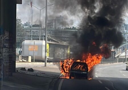 Carro pega fogo na Avenida Cristiano Machado, em BH - Foto: Reprodução/Redes Sociais