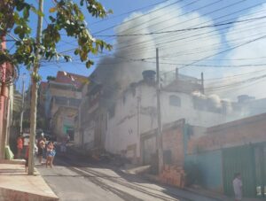 Homem ateia fogo em casa da ex-companheira em Sabará - Foto: Divulgação/CBMMG