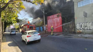 Incêndio de grande proporção atinge borracharia e interdita Avenida Barão Homem de Melo em BH - Foto: Divulgação/Corpo de Bombeiros