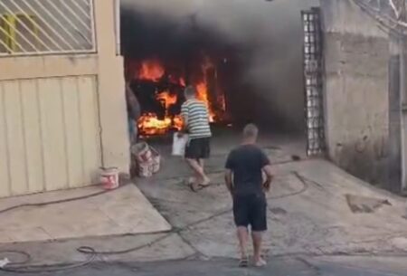 Carro pega fogo e incêndio se alastra para oficina mecânica em Contagem - Foto: Reprodução/Redes Sociais