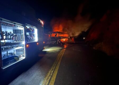 Ônibus com 28 passageiros pega fogo na MG-356, em Muriaé - Foto: Divulgação/CBMMG