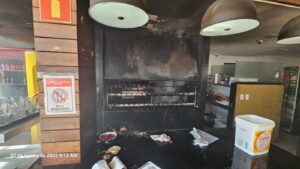 Bombeiro de folga controla chamas em restaurante no bairro Coração Eucarístico, em BH - Foto: Divulgação/CBMMG