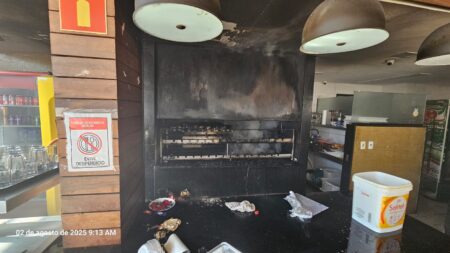 Bombeiro de folga controla chamas em restaurante no bairro Coração Eucarístico, em BH - Foto: Divulgação/CBMMG