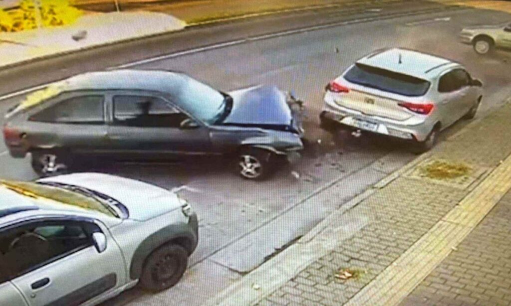 Ladrão rouba carro, invade contramão e causa acidente em Venda Nova - Foto: Reprodução