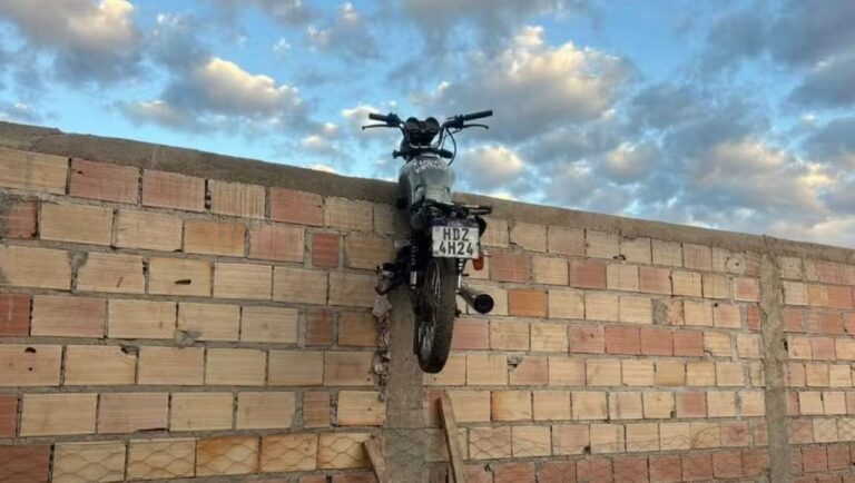 Moto fica pendurada em muro após adolescentes tentarem roubá-la em Corinto - Foto: Divulgação/PMMG