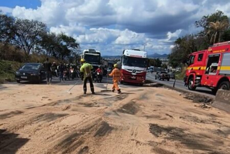 Acidente provoca derramamento de óleo na pista do Anel Rodoviário, em BH - Foto: Divulgação/CBMMG