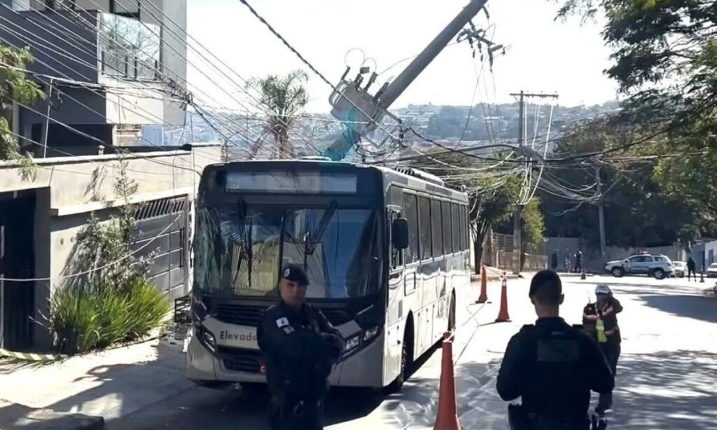 Ônibus bate em poste no Barreiro e deixa passageiros em risco de eletrocussão - Foto: Reprodução