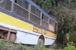 Quatro pessoas ficam feridas após ônibus escolar cair em córrego em Lavras (MG) - Foto: Divulgação/Prefeitura de Lavras