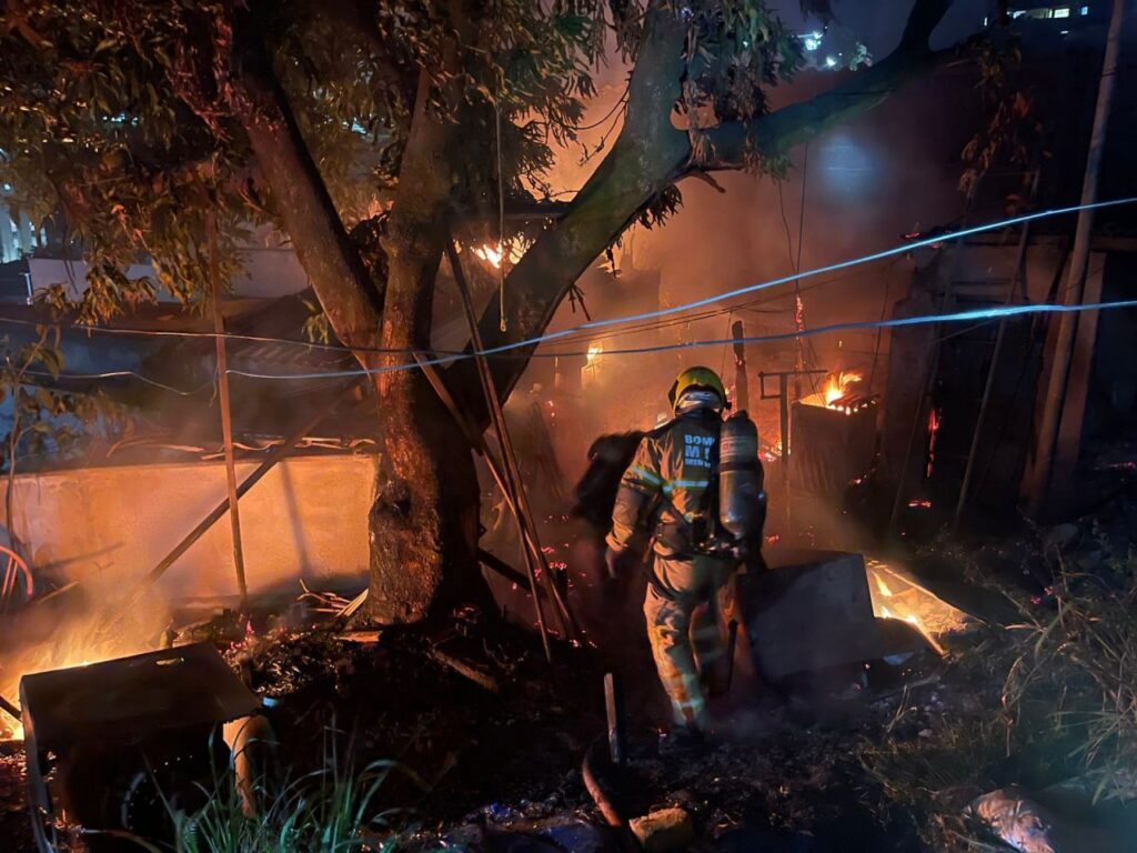 Homem ateia fogo na própria residência em Sabará - Foto: Divulgação/Corpo de Bombeiros