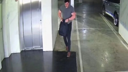 Câmeras de segurança mostram empresário guardando arma usada para matar gari em BH - Foto: Reprodução