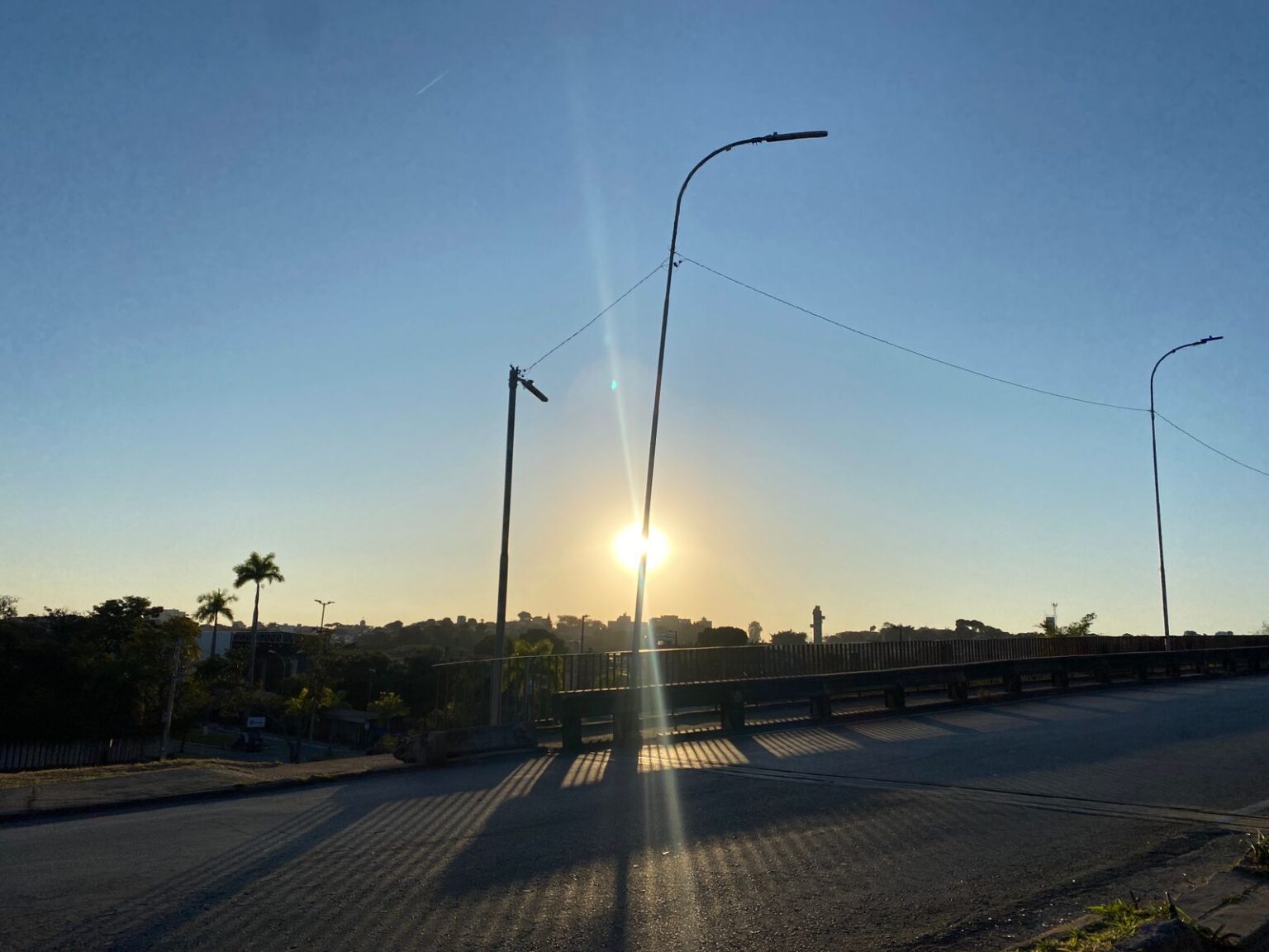 Domingo será de tempo firme e calor em BH; veja previsão do tempo - Foto: Por Dentro de Minas