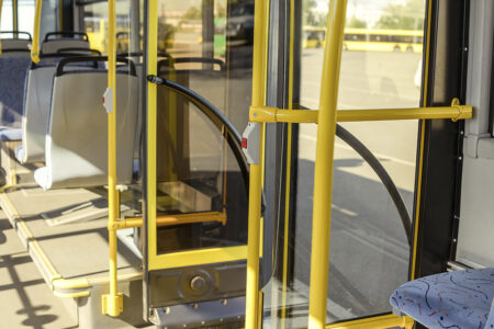 Justiça mantém indenização a passageira ferida dentro de ônibus em BH - Foto: Envato Elements / LightFieldStudios