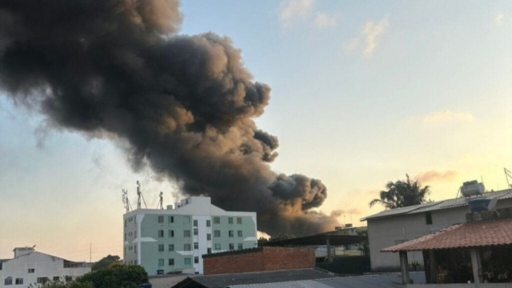 Incêndio em galpão de empresa de artigos para festas assusta moradores da Grande BH - Foto: Divulgação/Corpo de Bombeiros