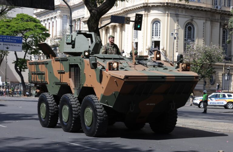 Zema chega em tanque militar no desfile do 7 de Setembro em BH Zema chega em tanque militar no desfile do 7 de Setembro em BH - Foto: Gil Leonardi / Imprensa MG