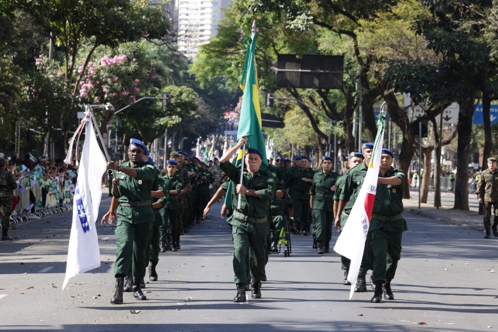 Zema chega em tanque militar no desfile do 7 de Setembro em BH 1 Zema chega em tanque militar no desfile do 7 de Setembro em BH - Foto: Gil Leonardi / Imprensa MG