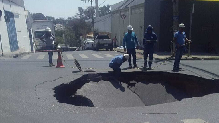 Cratera se abre e interdita parcialmente rua no bairro São Francisco, em BH- Foto: Divulgação/BH Mobilidade