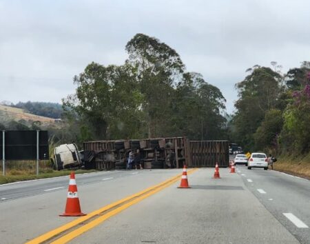 Carreta tomba, atinge carro e deixa três feridos na BR-040, em MG - Foto: Reprodução/Redes Sociais