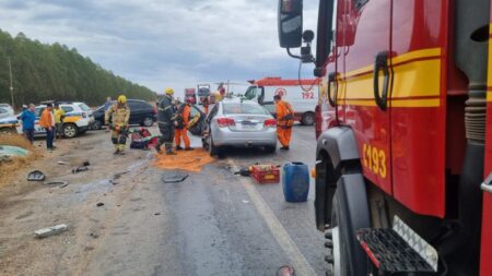 Acidente entre carro e carreta deixa vítima grave na BR-251, em Francisco Sá - Foto: Divulgação/CBMMG