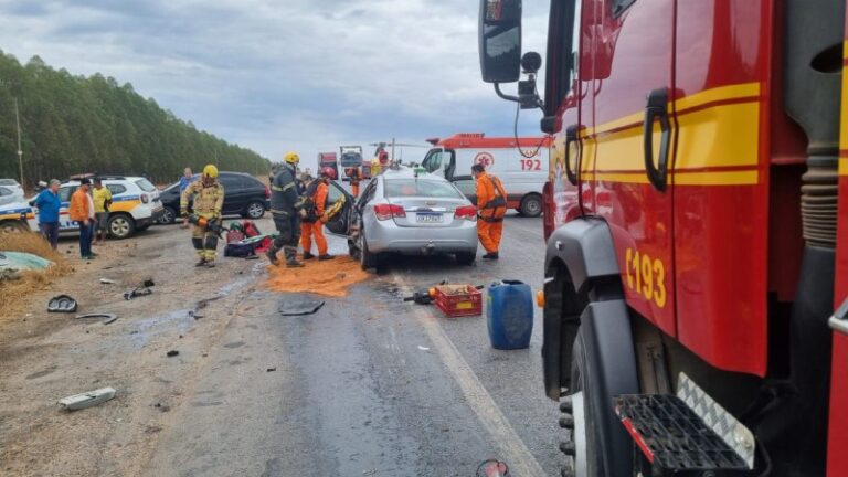 Acidente entre carro e carreta deixa vítima grave na BR-251, em Francisco Sá - Foto: Divulgação/CBMMG