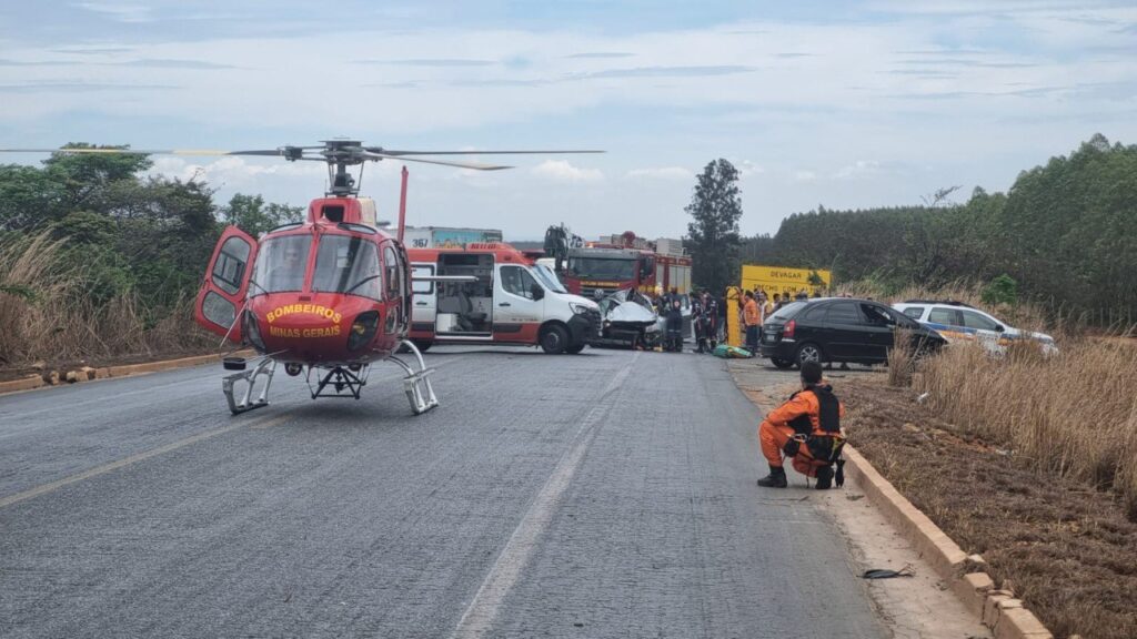 Acidente entre carro e carreta deixa vítima grave na BR-251, em Francisco Sá - Foto: Divulgação/CBMMG