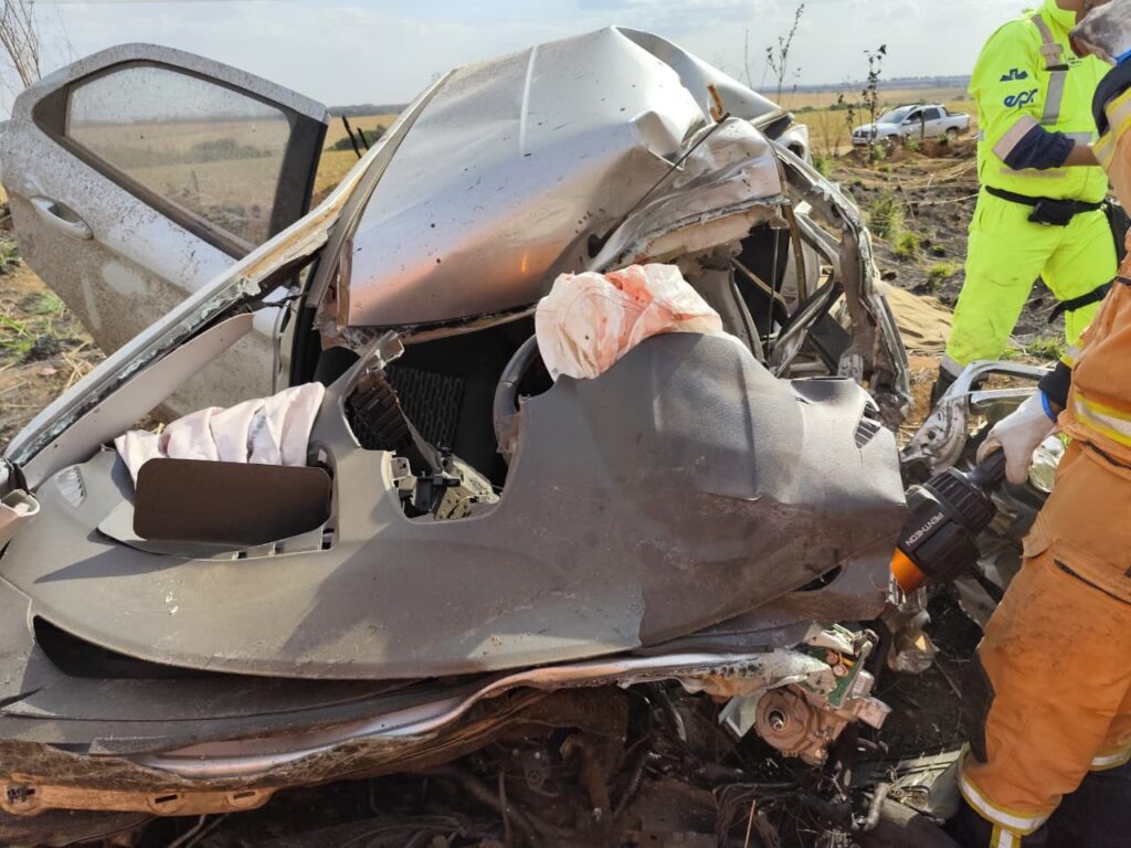 Motorista de carro morre após acidente frontal com carreta na BR-365, em Patrocínio 1 Motorista de carro morre após acidente frontal com carreta na BR-365, em Patrocínio - Foto: Divulgação/CBMMG