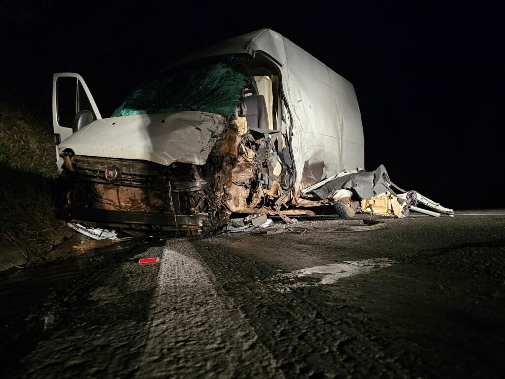 Acidente entre caminhonete e van deixa três feridos na MG-050, em Formiga 1 Acidente entre caminhonete e van deixa três feridos na MG-050, em Formiga - Foto: Divulgação/CBMMG