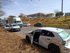 Acidente entre carro e caminhonete deixa dois feridos na MG-179, em Alfenas - Foto: Divulgação/CBMMG