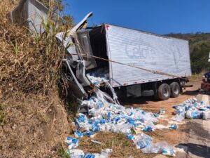 Motorista fica preso às ferragens após acidente na MGC-120 - Foto: Reprodução/Redes Sociais