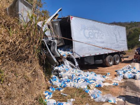 Motorista fica preso às ferragens após acidente na MGC-120 - Foto: Reprodução/Redes Sociais