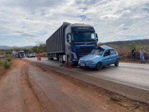 Mulher morre em acidente entre carro e carreta na MGC-122, em Espinosa - Foto: Divulgação/CBMMG