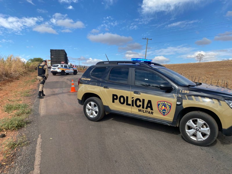 Mulher morre em acidente entre carro e carreta na MGC-122, em Espinosa - Foto: Divulgação/CBMMG