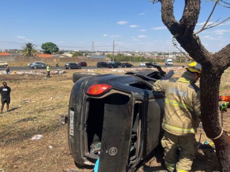 Acidente na MGC-497 em Uberlândia deixa oito feridos, incluindo três crianças - Foto: Divulgação/CBMMG