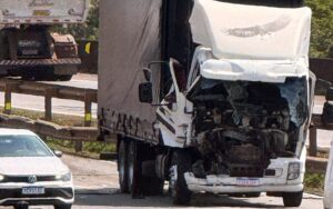 Motorista morre em acidente entre caminhão e carreta na Fernão Dias, em Cambuí - Foto: Reprodução/Redes Sociais
