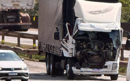 Motorista morre em acidente entre caminhão e carreta na Fernão Dias, em Cambuí - Foto: Reprodução/Redes Sociais