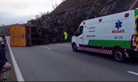 Caminhão dos Correios tomba e interdita Rodovia Fernão Dias, em Itaguara - Foto: Reprodução/Redes Sociais