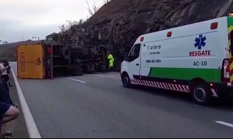 Caminhão dos Correios tomba e interdita Rodovia Fernão Dias, em Itaguara - Foto: Reprodução/Redes Sociais