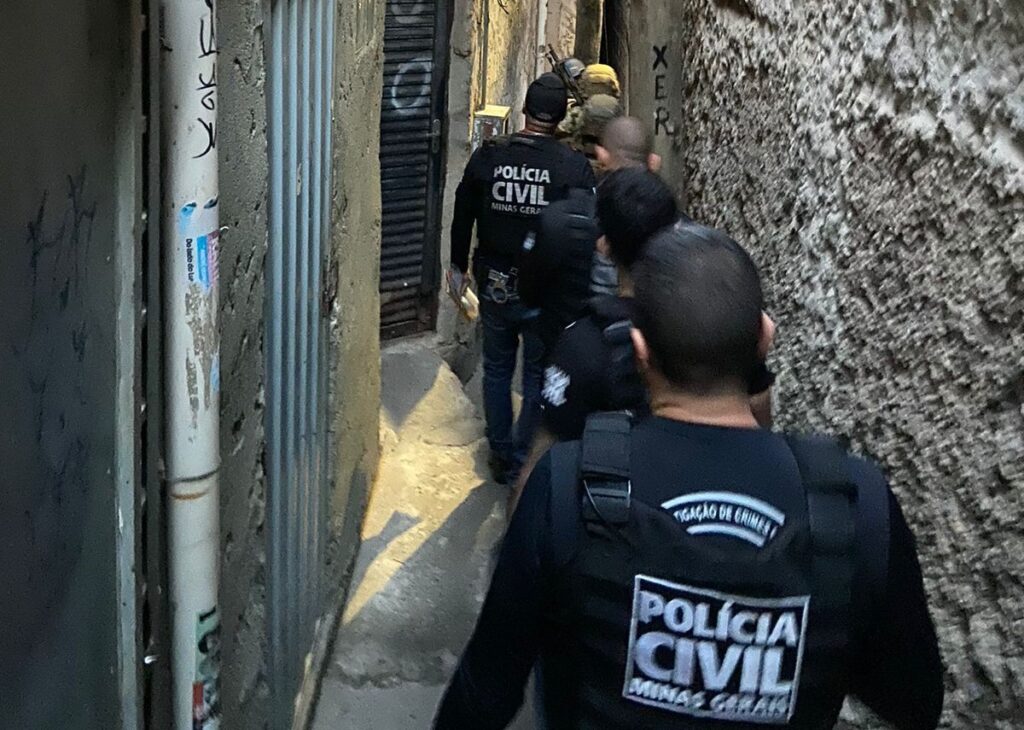 Homem é preso em flagrante com arma e drogas durante operação em BH Homem é preso em flagrante com arma e drogas durante operação em BH - Foto: Divulgação/PCMG
