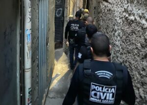 Homem é preso em flagrante com arma e drogas durante operação em BH - Foto: Divulgação/PCMG