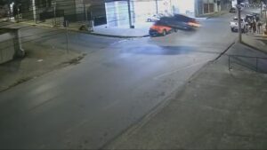Vídeo mostra carro e viatura ‘voando’ durante perseguição no Barreiro, em BH - Foto: Reprodução