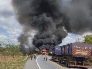 Carretas batem, pegam fogo e deixa homem ferido na BR-354, em Formiga - Foto: Reprodução/Redes Sociais