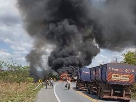 Carretas batem, pegam fogo e deixa homem ferido na BR-354, em Formiga - Foto: Reprodução/Redes Sociais