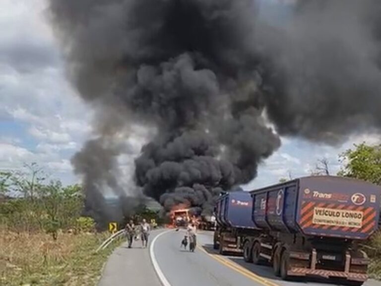 Carretas batem, pegam fogo e deixa homem ferido na BR-354, em Formiga - Foto: Reprodução/Redes Sociais