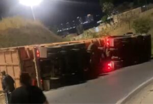 Motorista fica ferido após carreta com sucata tomba em alça do Anel Rodoviário, em BH - Foto: Reprodução/Redes Sociais